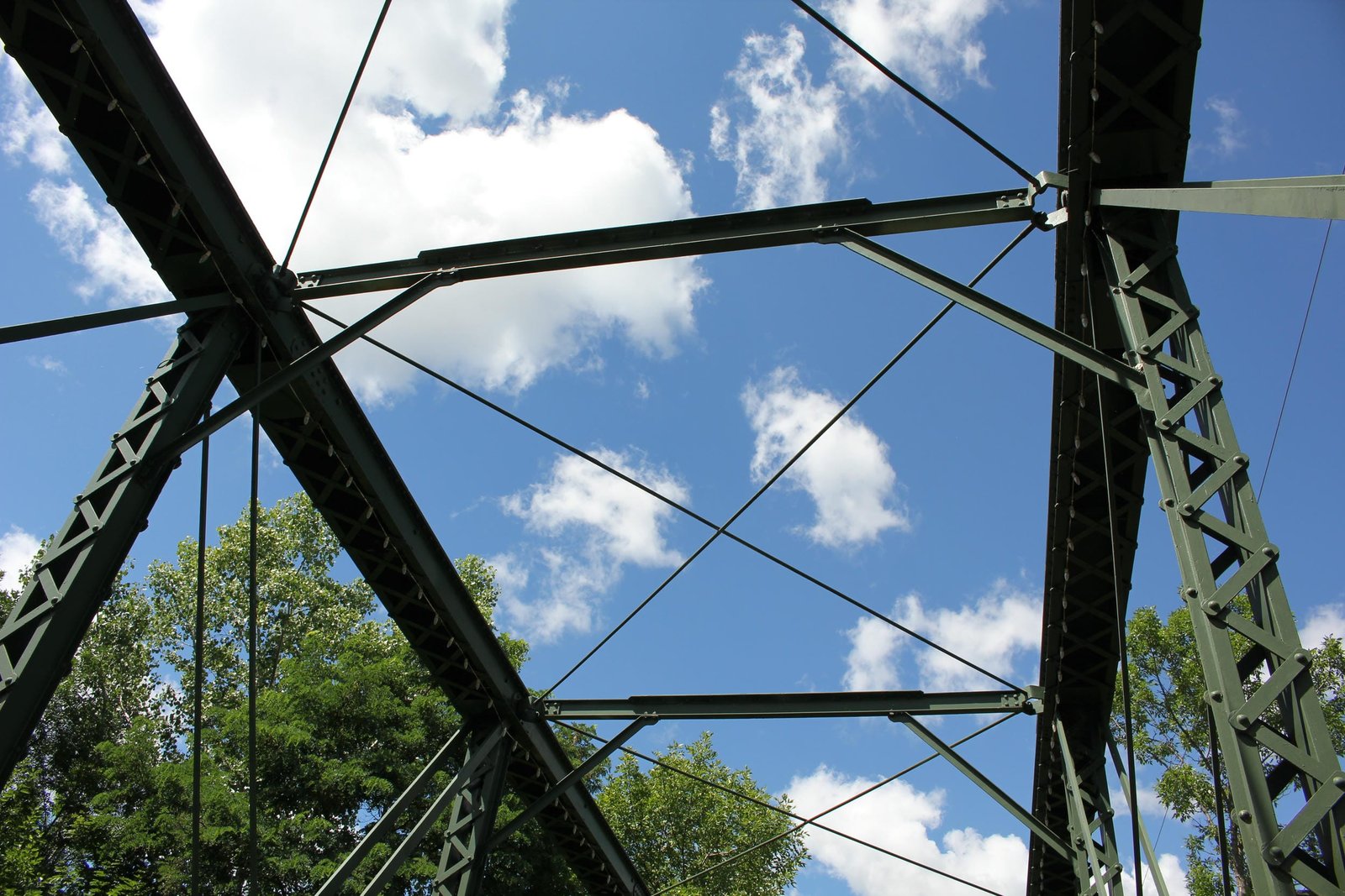 Upper lateral bracing